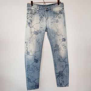 Care Label Sweeping 706 Skinny light wash floral